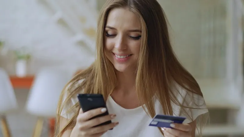 Clienta comprando desde su celular