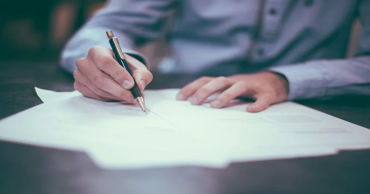 Agente de seguros firmando póliza con cliente
