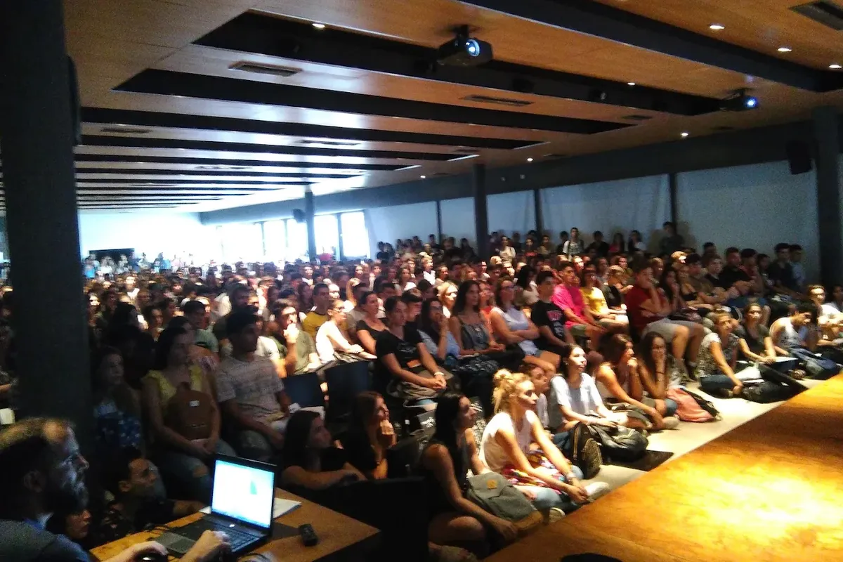 Aula magna de la FAPyD – UNR con estudiantes