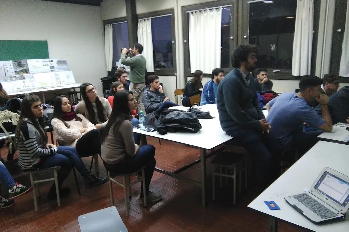 Clase nocturna en la FAPyD – UNR