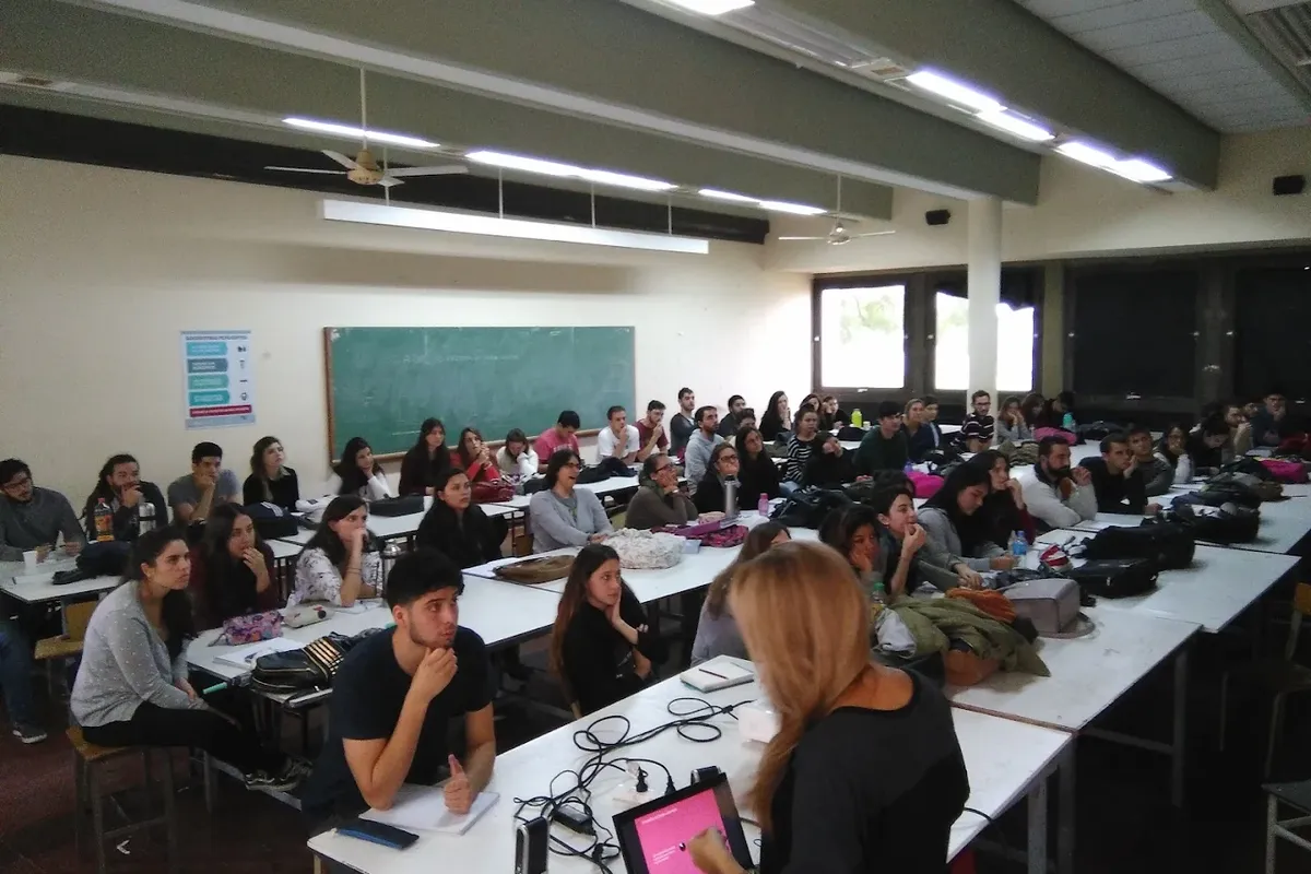 Clase en un aula de la FAPyD – UNR