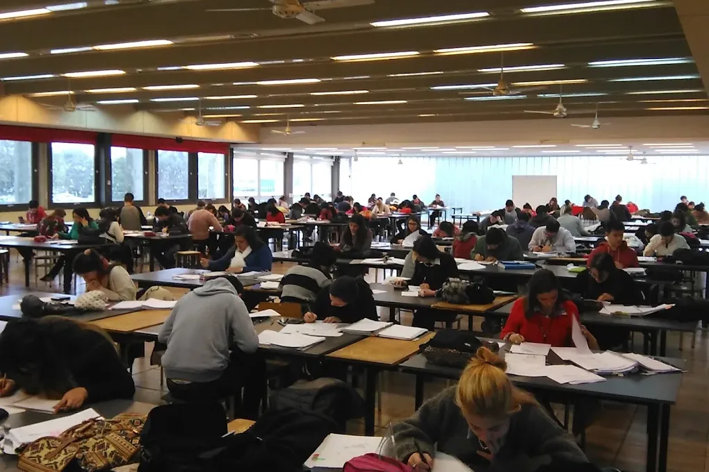 Estudiantes en la sala de estudio de la FAPyD – UNR